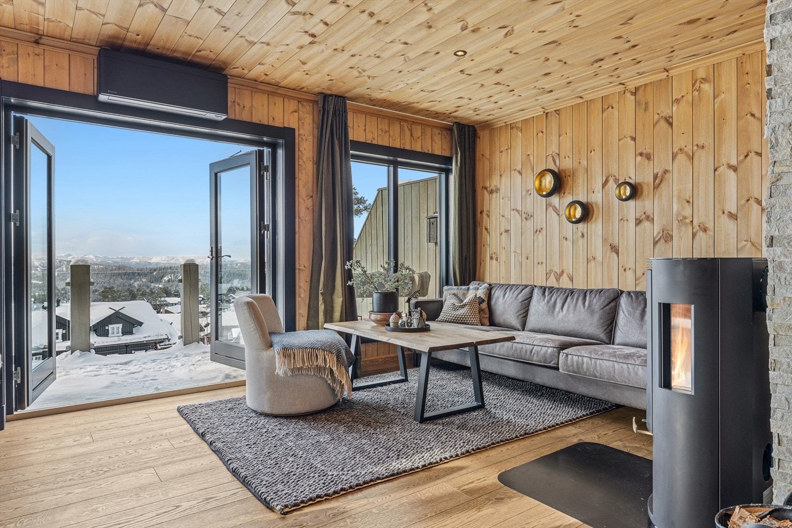 Utgang til romslig terrasse - sol, utsikt og frisk fjelluft rett utenfor døren. Galleribilde