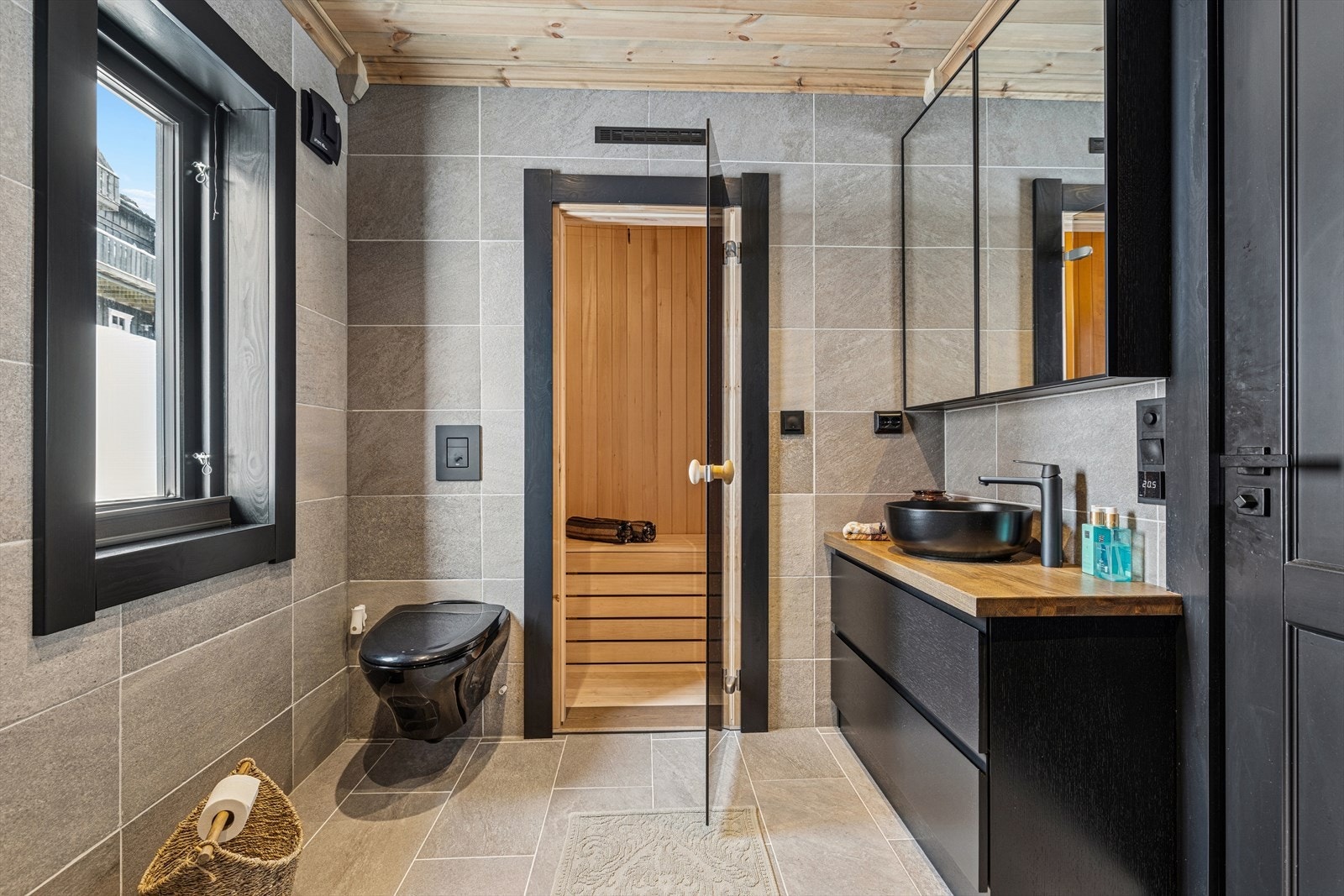 Hovedbad med fliser på gulv og vegger - elegant, moderne og lettstelt. Galleribilde