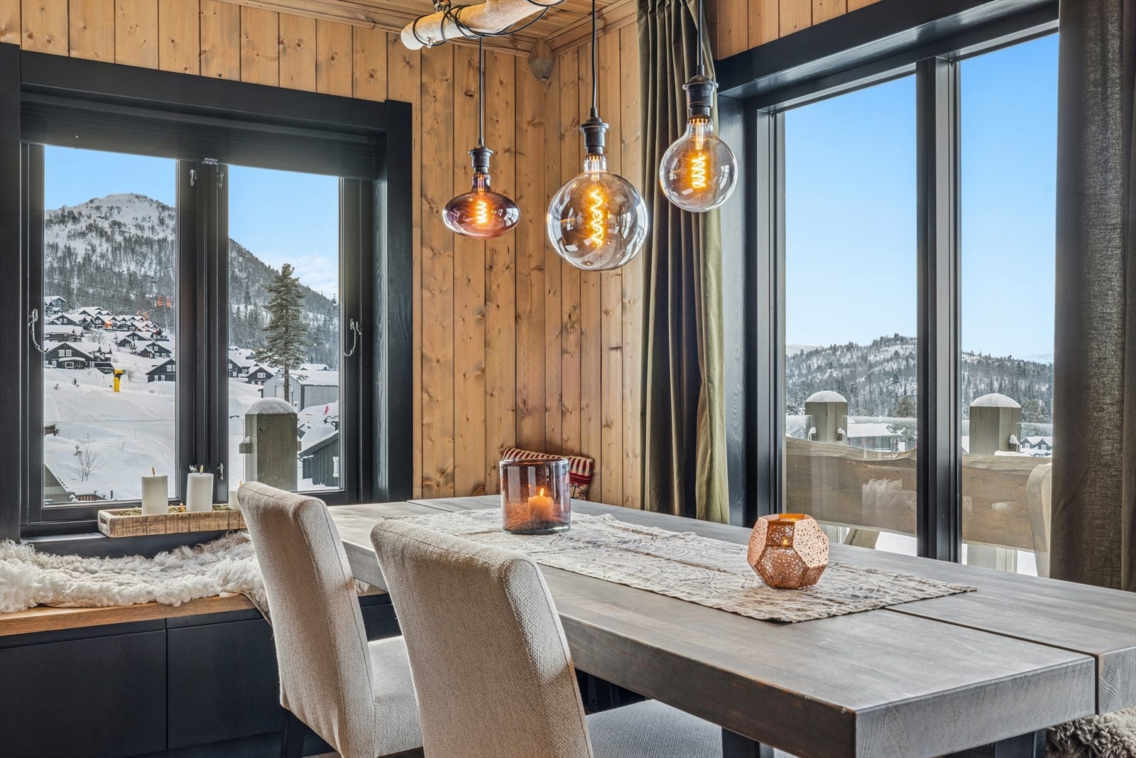 Stort spiseområde i tilknytning til kjøkkenet - naturlig samlingspunkt for familie og gjester. Galleribilde