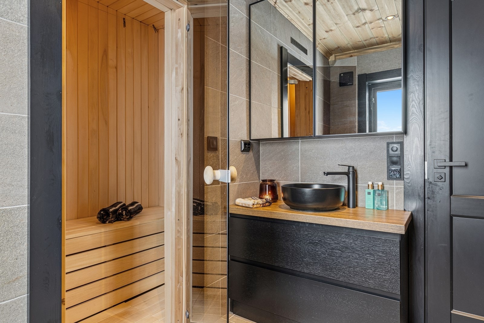 Direkte adkomst fra bad til badstue - luksus og velvære etter en dag i bakken. Galleribilde