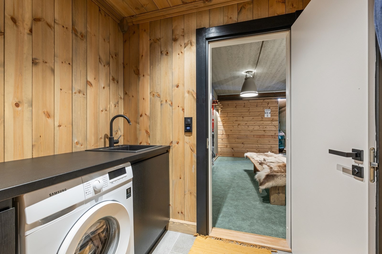 Vaskerom med benk, vask og god skapplass - praktisk og funksjonelt for hverdag og fritid. Galleribilde