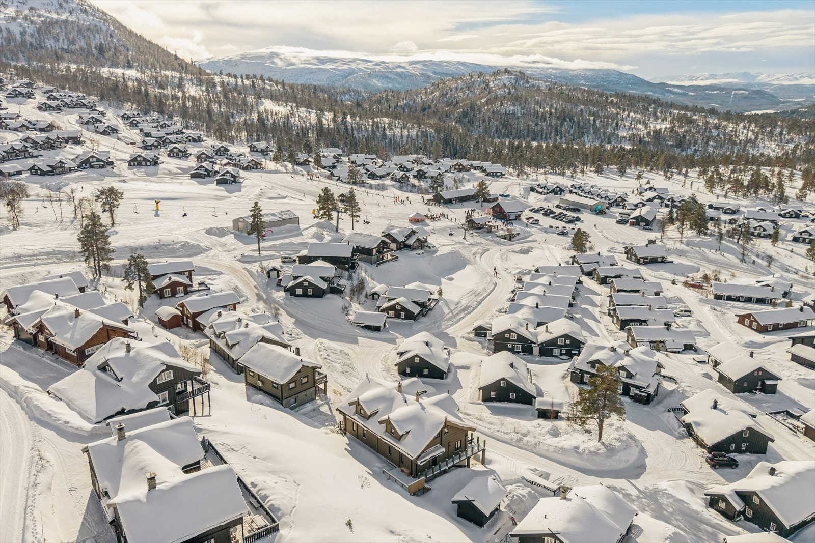Alpinbakker i umiddelbar nærhet og fri tilgang til både skibuss og turstier - en komplett ski- og friluftsopplevelse året rundt. Galleribilde