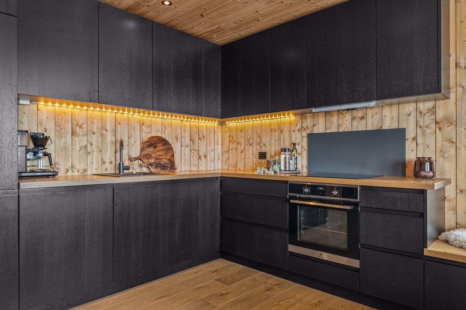 Her har du godt med skap og benkeplass, en drøm for feriekokken. Galleribilde