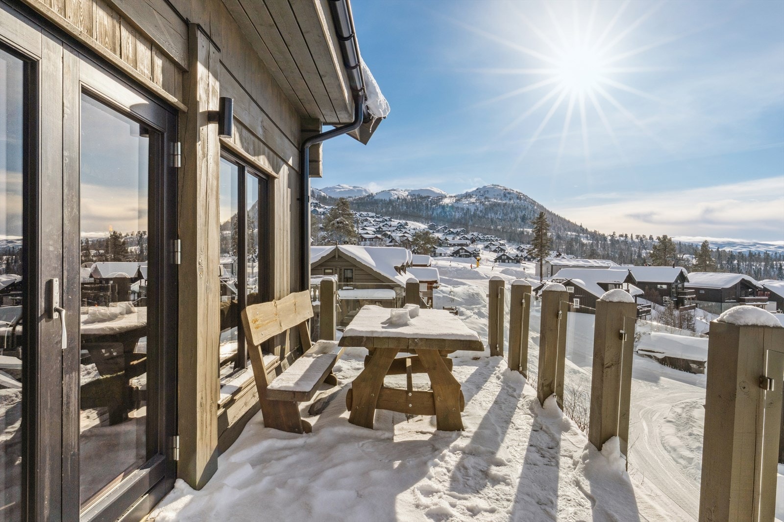 Sørvestvendt tomt gir maksimale solforhold hele dagen - perfekt for morgenkaffe og kveldsteen på terrassen. Galleribilde