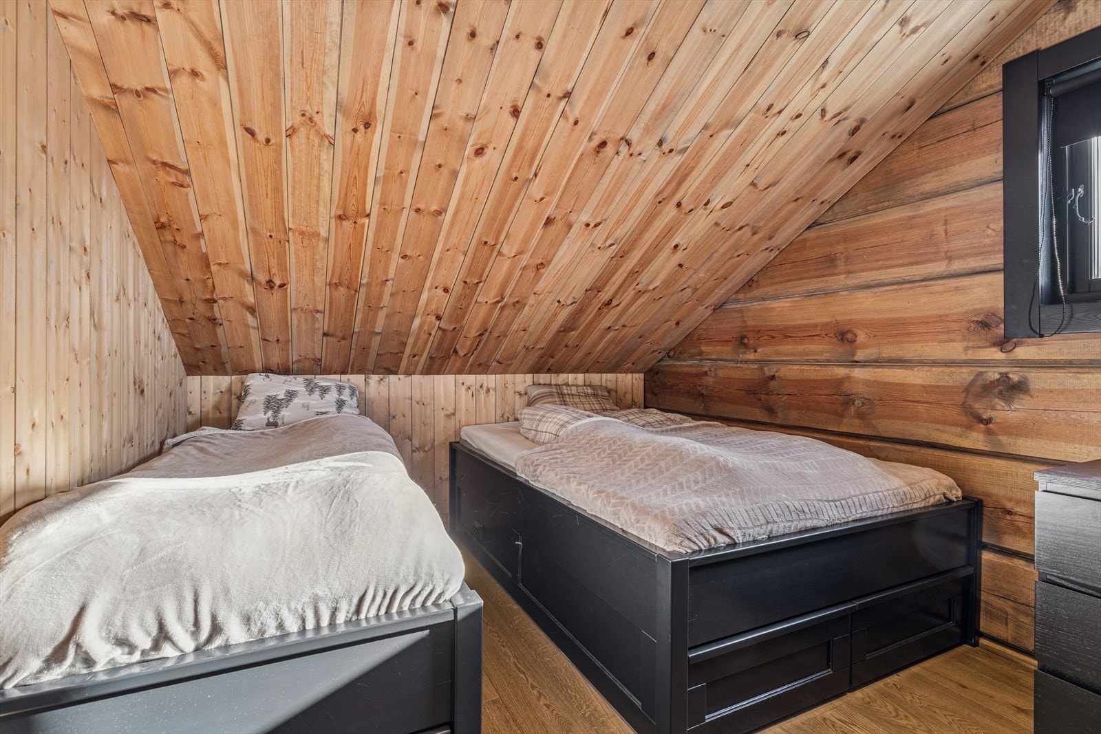 I hyttas andre etasje har du tre soverom med særpreg og koselige vinkler - en ekte hyttefølelse. Galleribilde