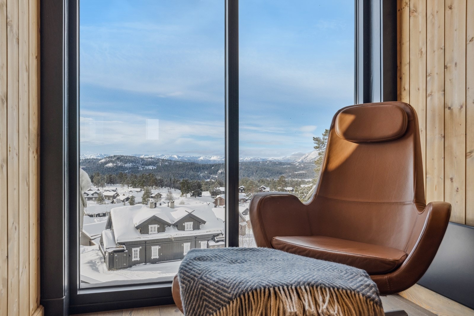 Store vindusflater gir utsikt mot fjellene og slipper inn rikelig med naturlig lys. Galleribilde