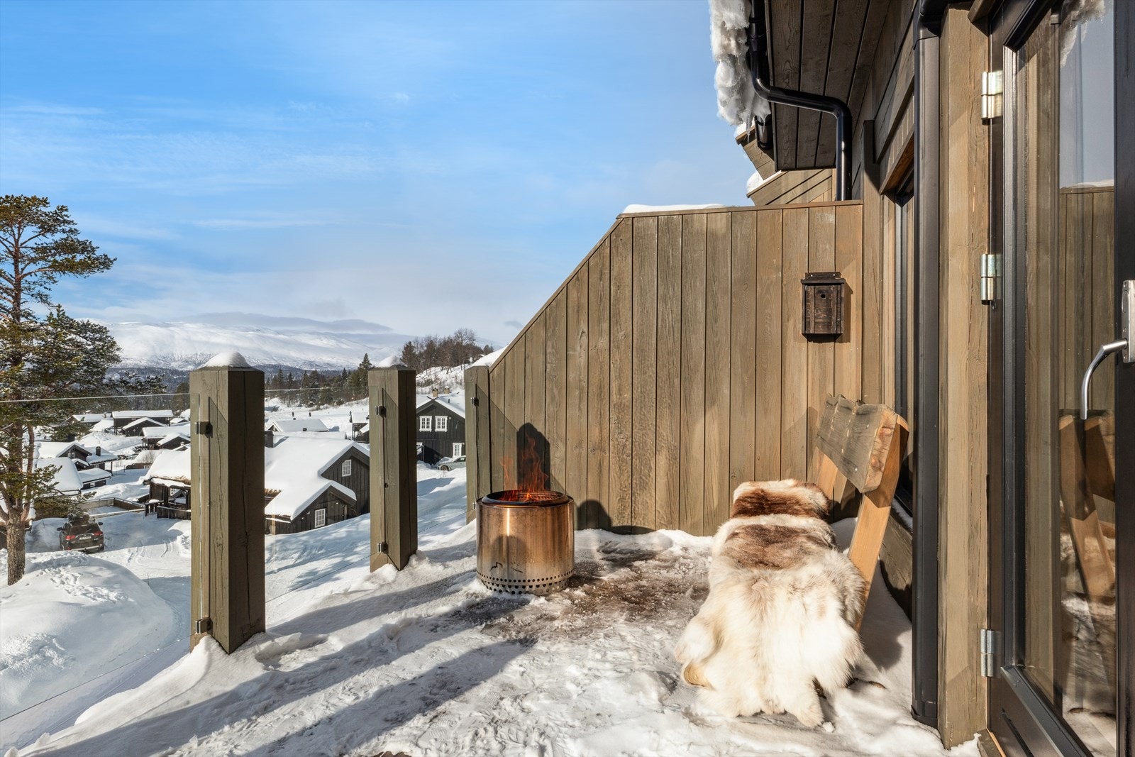 Terrassen omfavner både sør- og vestveggen, perfekt for solrike dager og lange utsiktsstunder. Her kan du nyte solen når den varmer, og finne ly når vinden fanger fjellet. Galleribilde