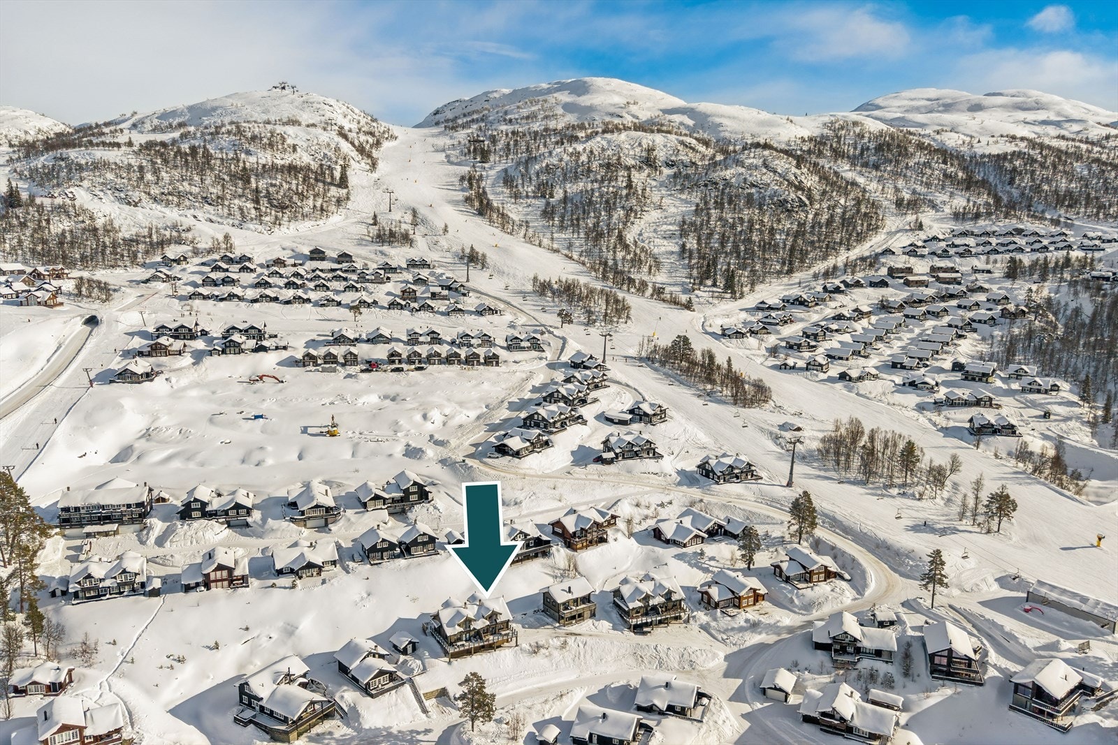 Ski inn/ski out - direkte tilgang til både alpinbakke og langrennsløyper rett nedenfor hytta. Galleribilde