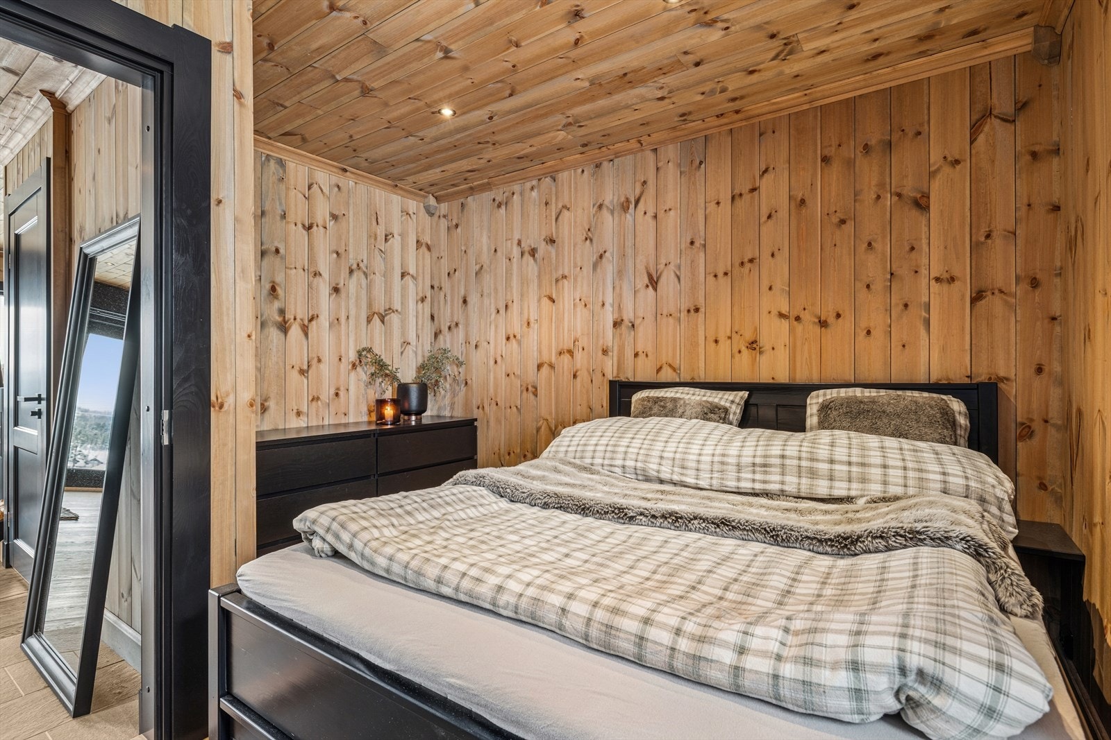 Soverommet i hovedetasjen er lunt, harmonisk og innbydende med parkett og panel. Galleribilde