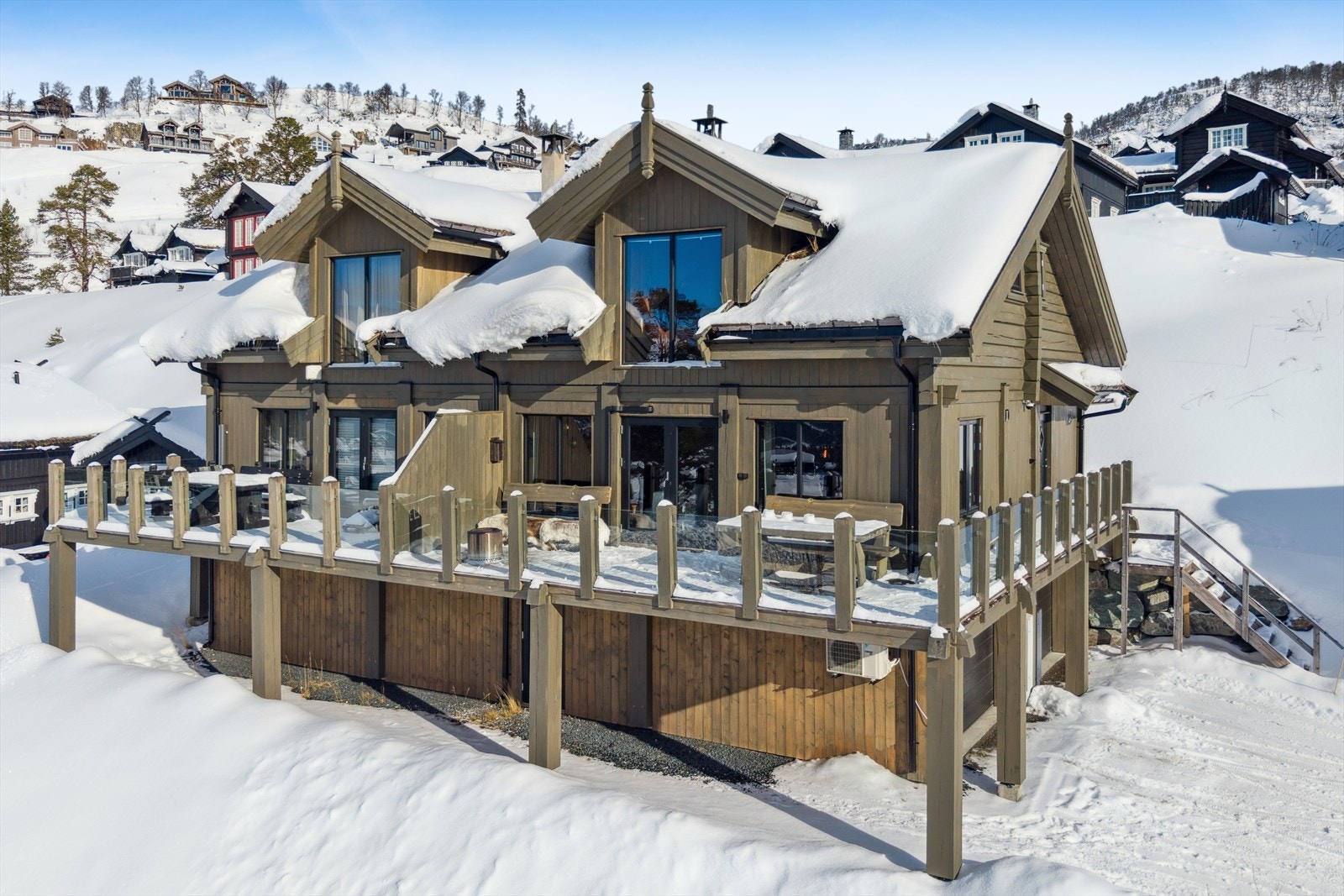 Holtardbakken 24D - din private fjell-lodge med solrik og panoramautsikt mot Raulandsfjell. Jeanette A Eriksrød i DNB Eiendom har gleden av å ønske deg velkommen til visning. Galleribilde