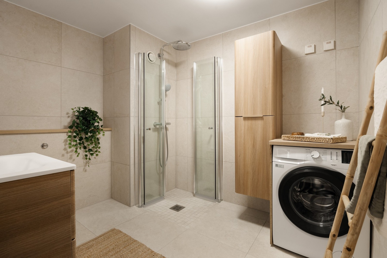 Det er vannbåren gulvvarme på bad. Opplegg for vaskemaskin. Vaskemaskinen følger handelen. Galleribilde