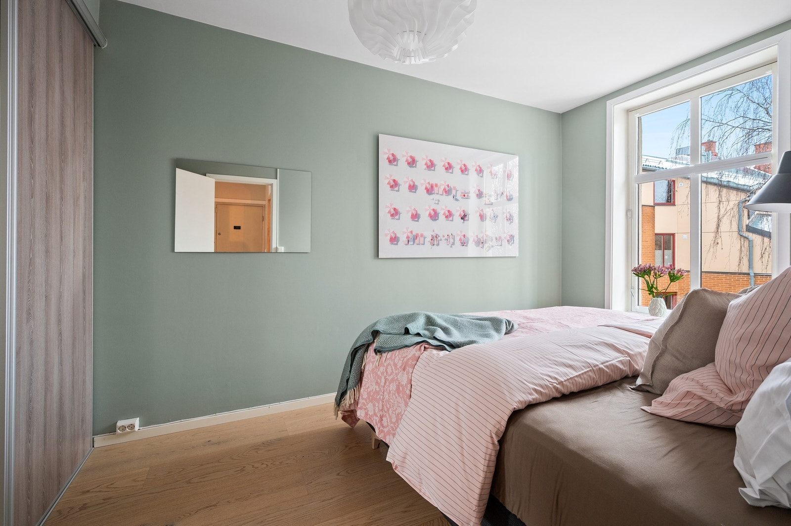 Rommet har god plass til dobbeltseng og nattbord. Galleribilde