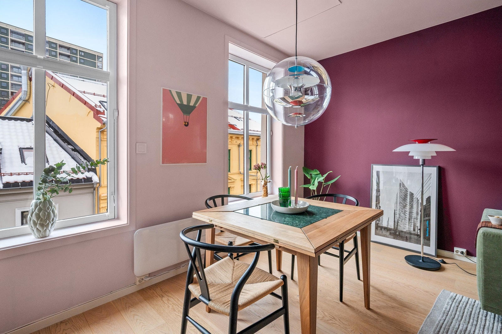 Spiseplassen er plassert ved vinduet, med godt dagslys. Galleribilde