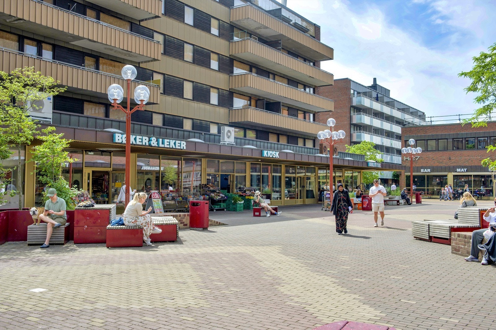 Tøyen Torg er et populært samlingspunkt med et variert utvalg butikker og serveringssteder. Galleribilde