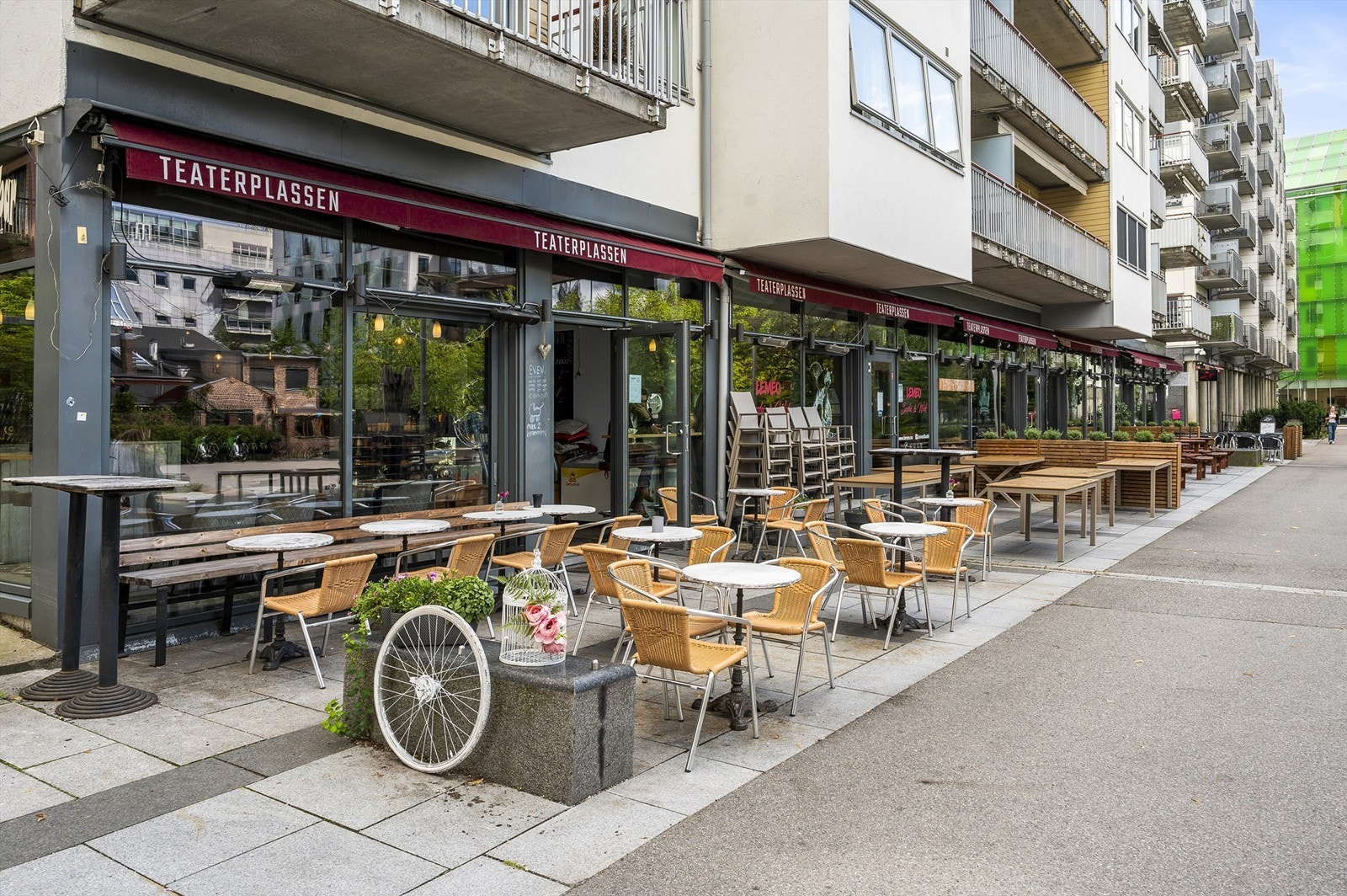Området er kjent for sitt rike og varierte restaurant- og kafétilbud. Galleribilde