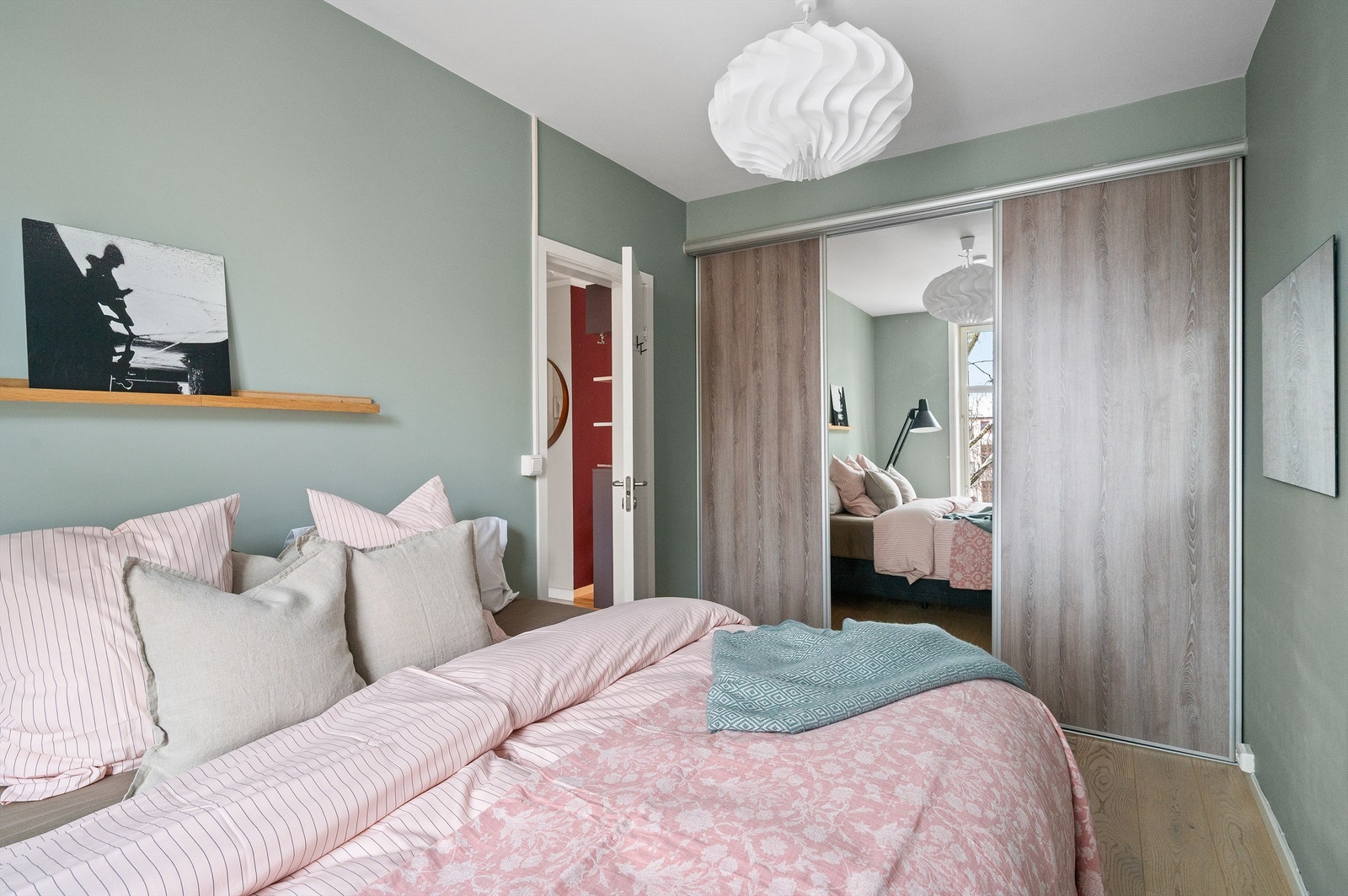 En stor skyvedørsgarderobe med fleksibelt hyllesystem gir rikelig med oppbevaringsplass. Galleribilde