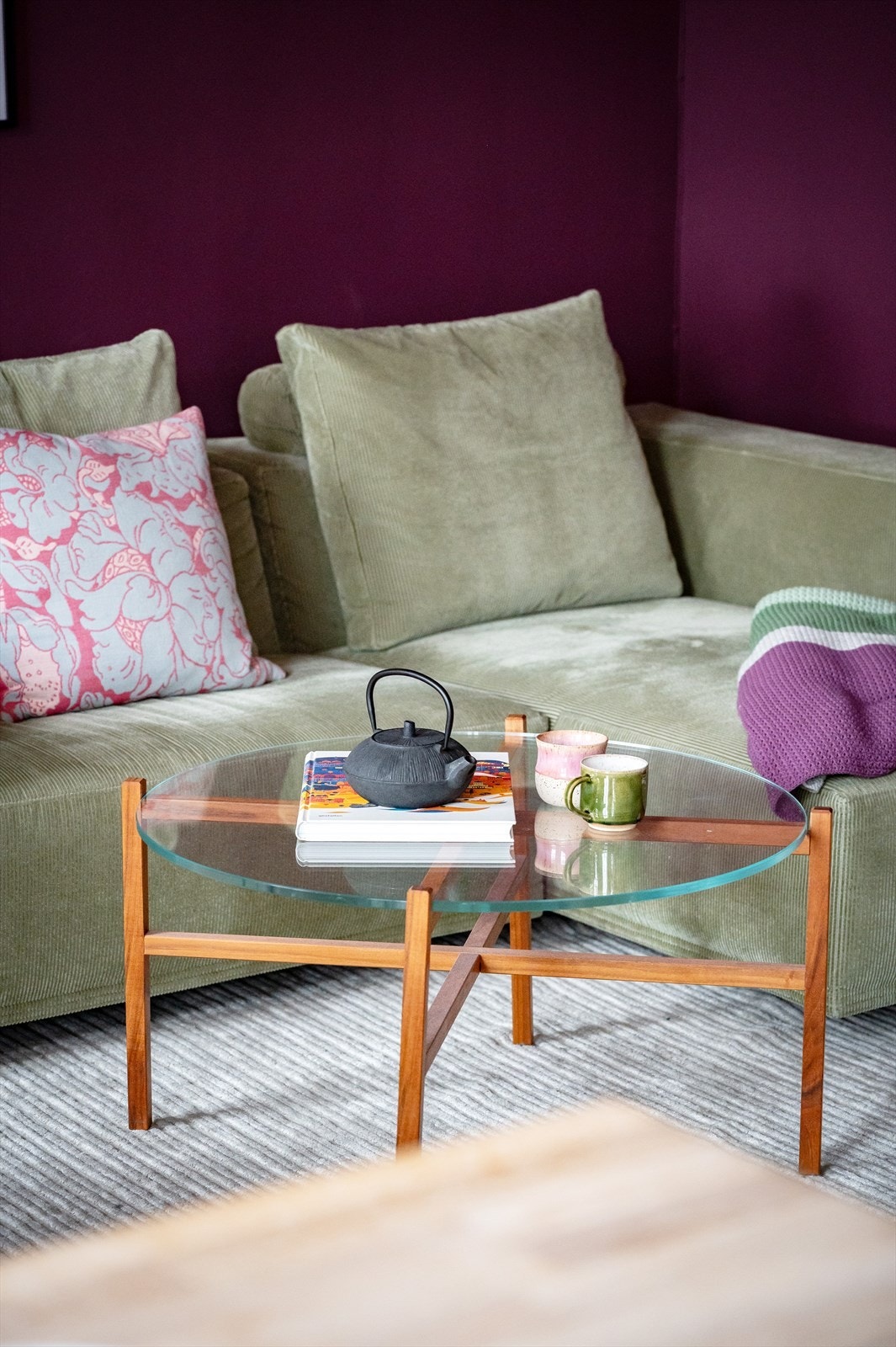 Gjennomgående parkett på gulv binder rommene sammen og gir et helhetlig inntrykk. Galleribilde