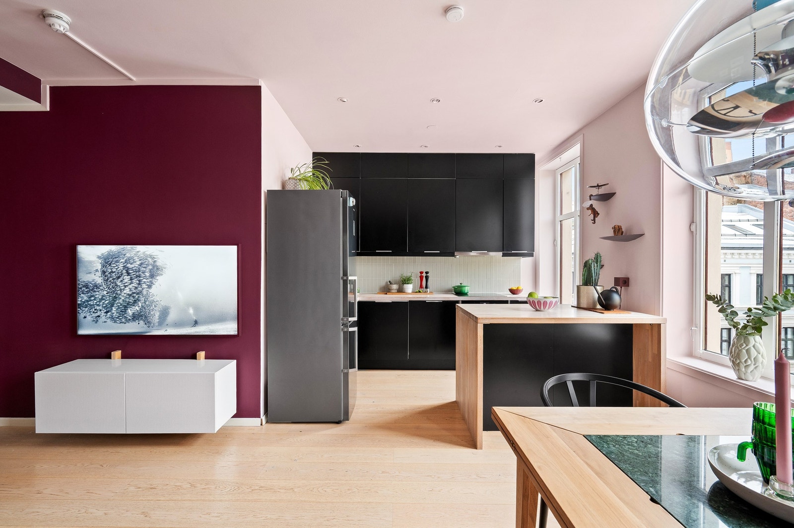 Moderne og funksjonell kjøkkeninnredning fra Epoq med glatte, mørke fronter. Galleribilde