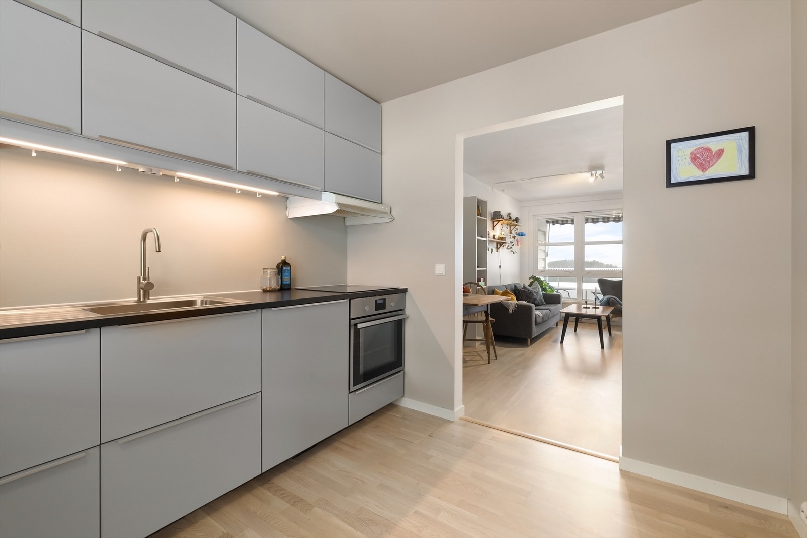 Samtlige hvitevarer er integrert, også kjøl- og fryseskap plassert i skuffer - plass til kjøkkenbord Galleribilde