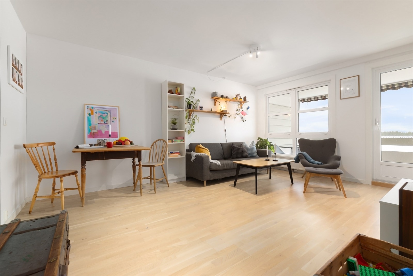 Stue med store vindusflater gir mye naturlig lysinnslipp Galleribilde