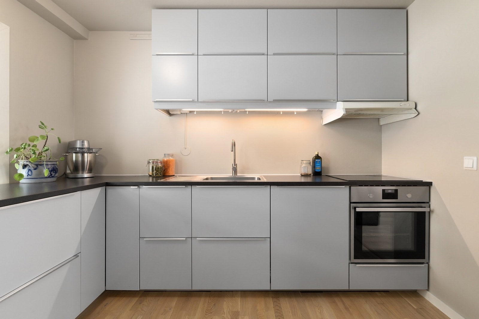 Kjøkkenet har godt med skap og benkeplass - mulighet å montere fliser eller plater mellom benk og kjøkkenskap Galleribilde