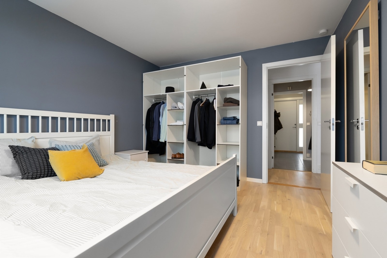 Her er det plass til dobbeltseng, nattbord og garderobeløsning Galleribilde