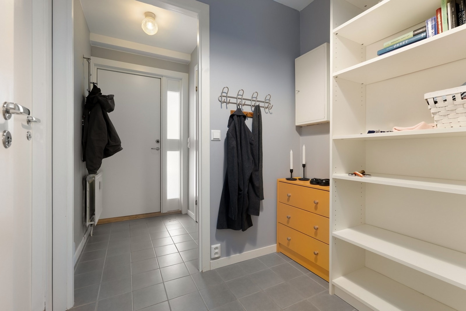 Pen og innbydende entré med plass til oppbevaring av klær og sko Galleribilde