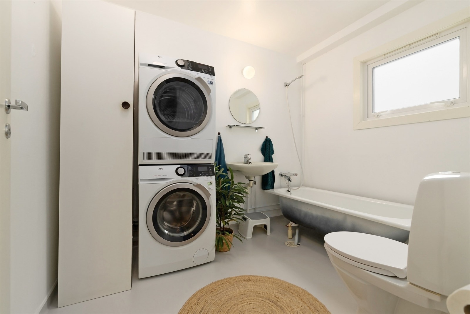 Badet er av god størrelse og har opplegg for vaskemaskin og tørketrommel Galleribilde