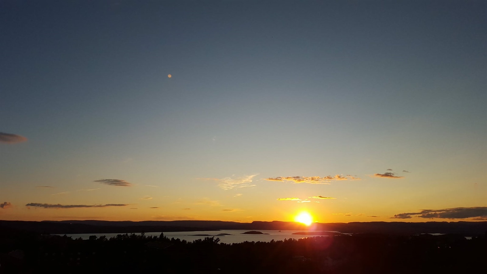 Utsikt fra balkong - det gjøres oppmerksom på at dette bildet er balkongen til nabo vegg i vegg, denne leiligheten har en noe tilsvarende utsikt fra balkongen Galleribilde