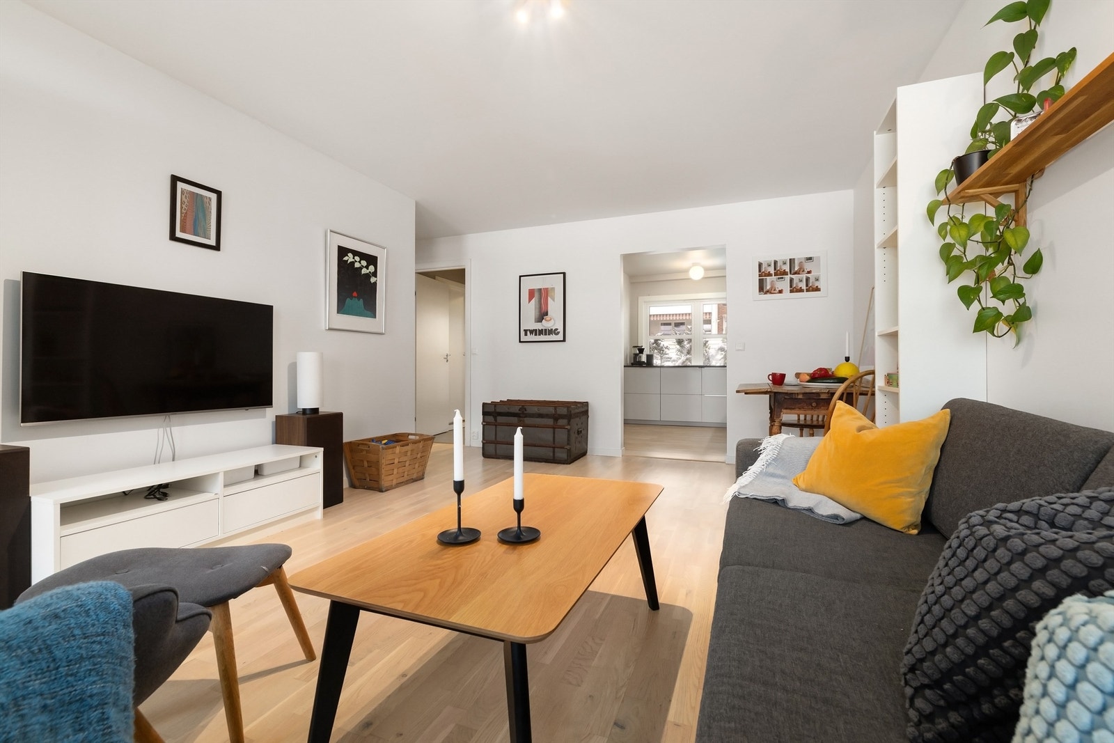 Fra stuen er det adkomst til kjøkken i delvis åpen løsning Galleribilde