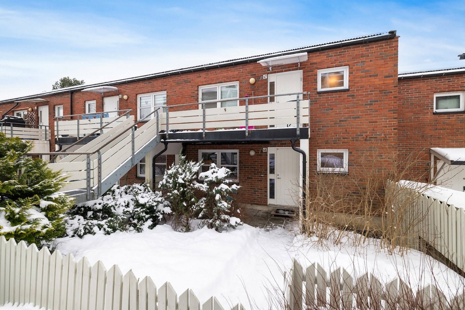 Overbygget inngangsparti - enkel og trappefri adkomst - flott beliggenhet i borettslaget i blindvei Galleribilde