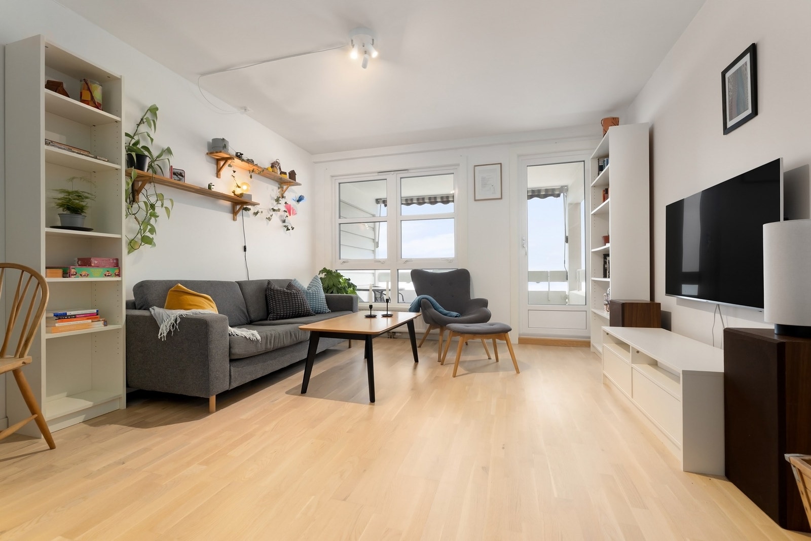 Stue med utgang til overbygget balkong - store vindusflater i stue med flott utsikt Galleribilde