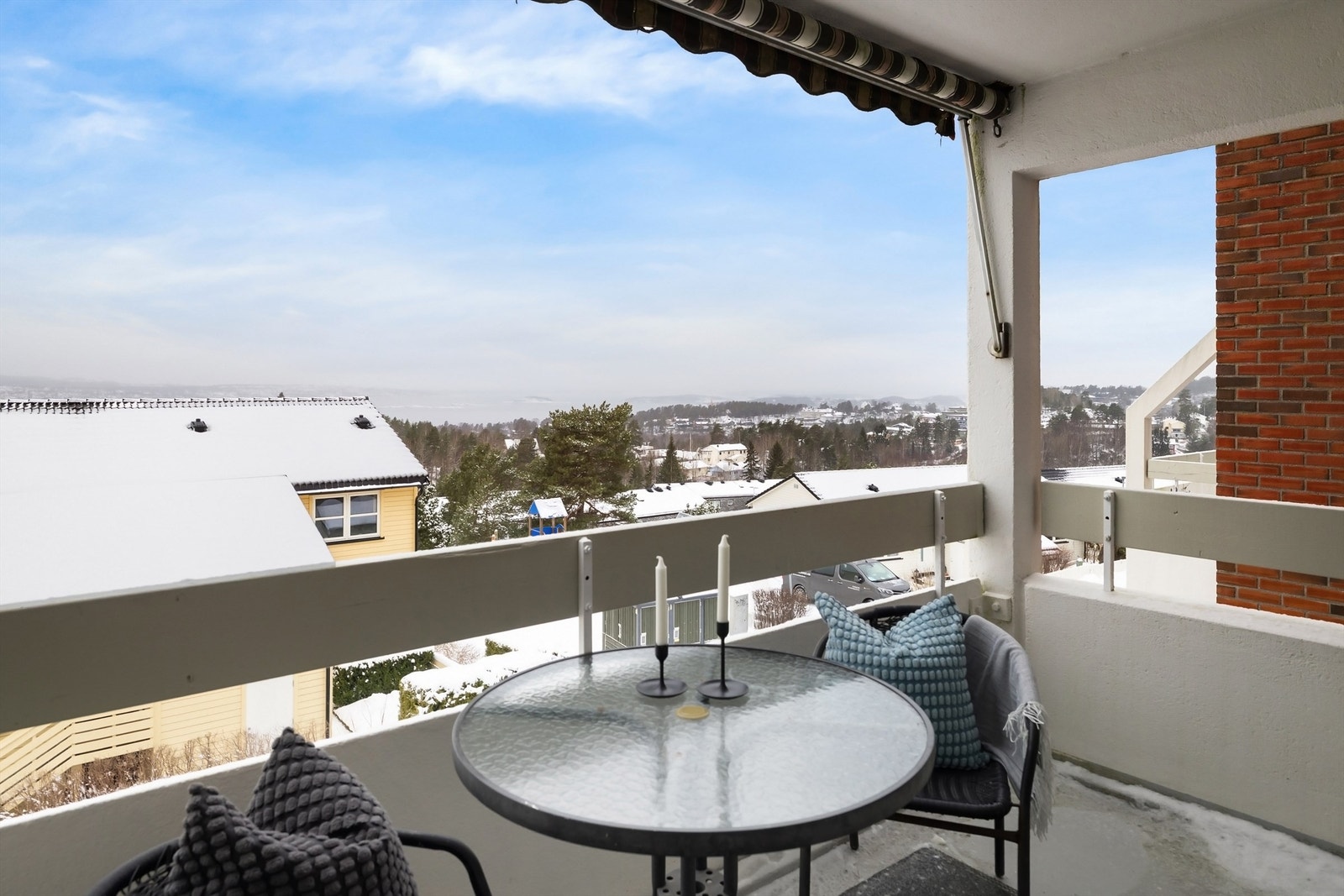 Fantastisk utsikt fra uteplassen med lite/ingen innsyn Galleribilde