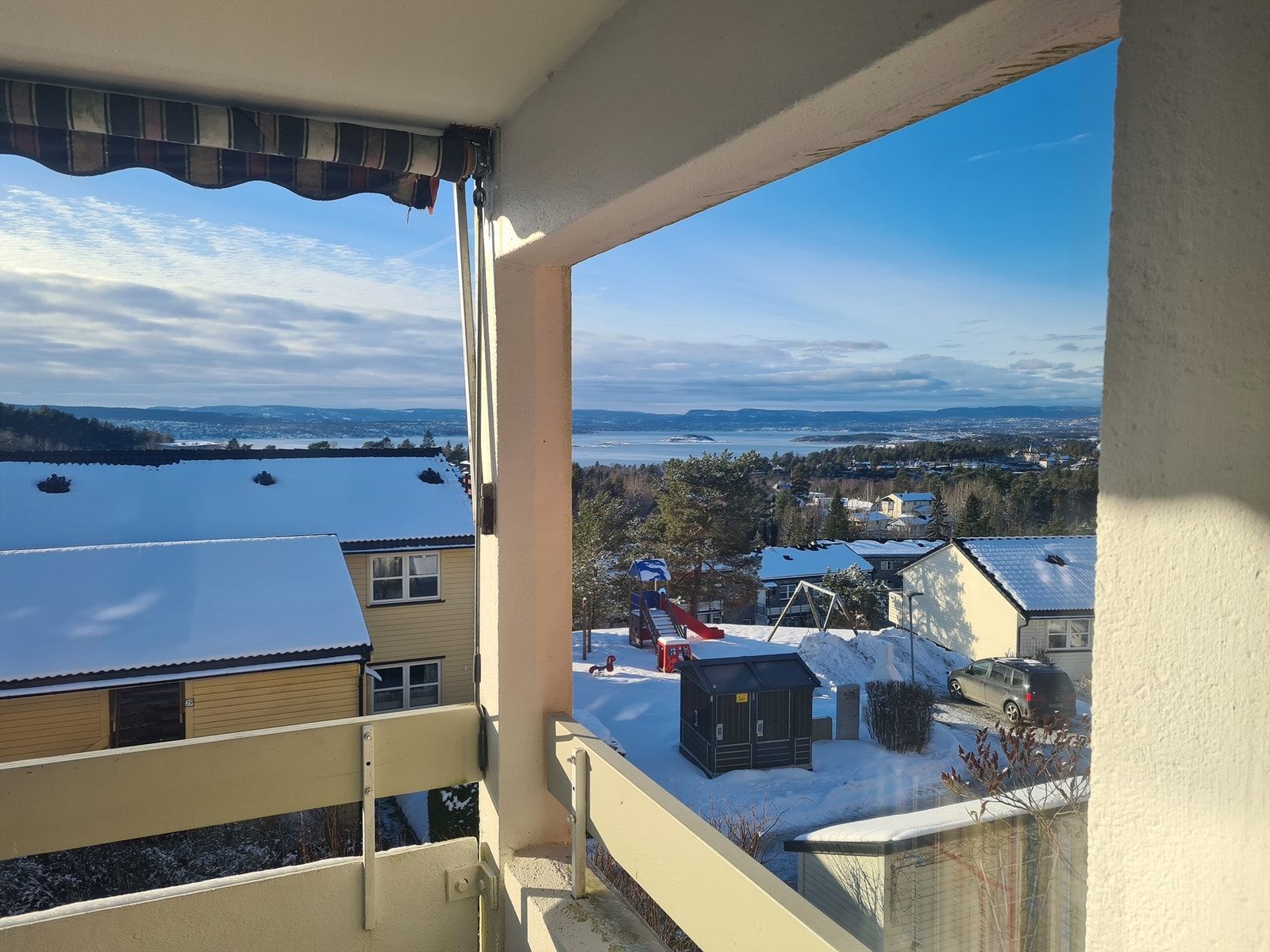 Velkommen til Asperudåsen 46! Flott beliggende leilighet med fantastisk utsikt over Oslofjorden/Bunnefjorden, Nesodden, Oslo, m.m. Galleribilde