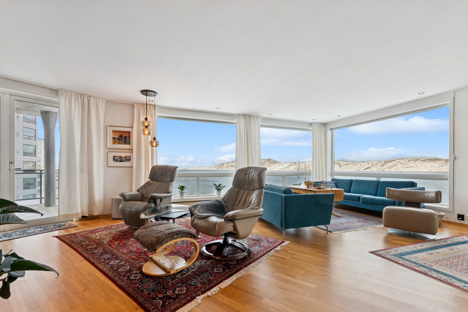 Stua har store vindusflater som gir naturlig lysinslipp og nydelig havutsikt. Galleribilde