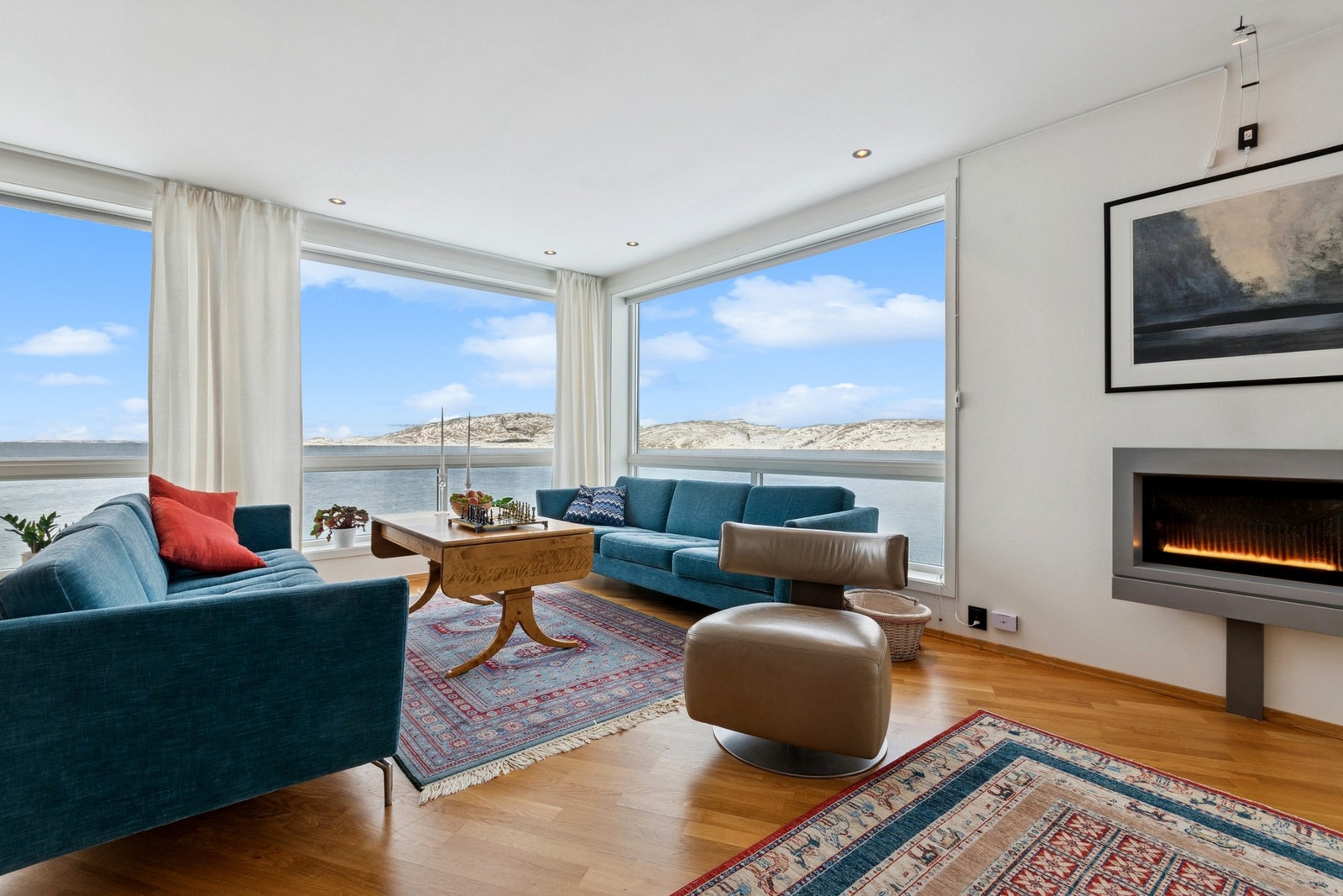 Boligen er funksjonell og inneholder blant annet entré, gang, stue/kjøkken, to bad, fire romslige soverom og to balkonger. Galleribilde