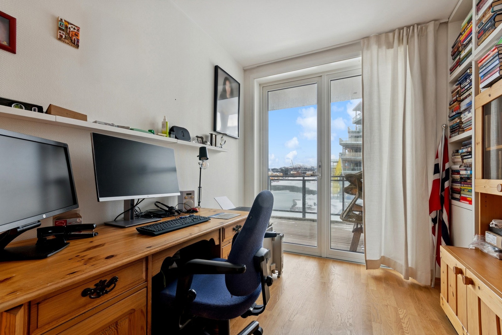 Soverom/kontor med utgang til en solrik balkong. Galleribilde