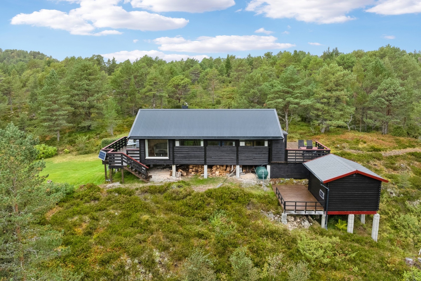 Eiendommen ligger tilbaketrukket til, med naturen som nærmeste nabo Galleribilde