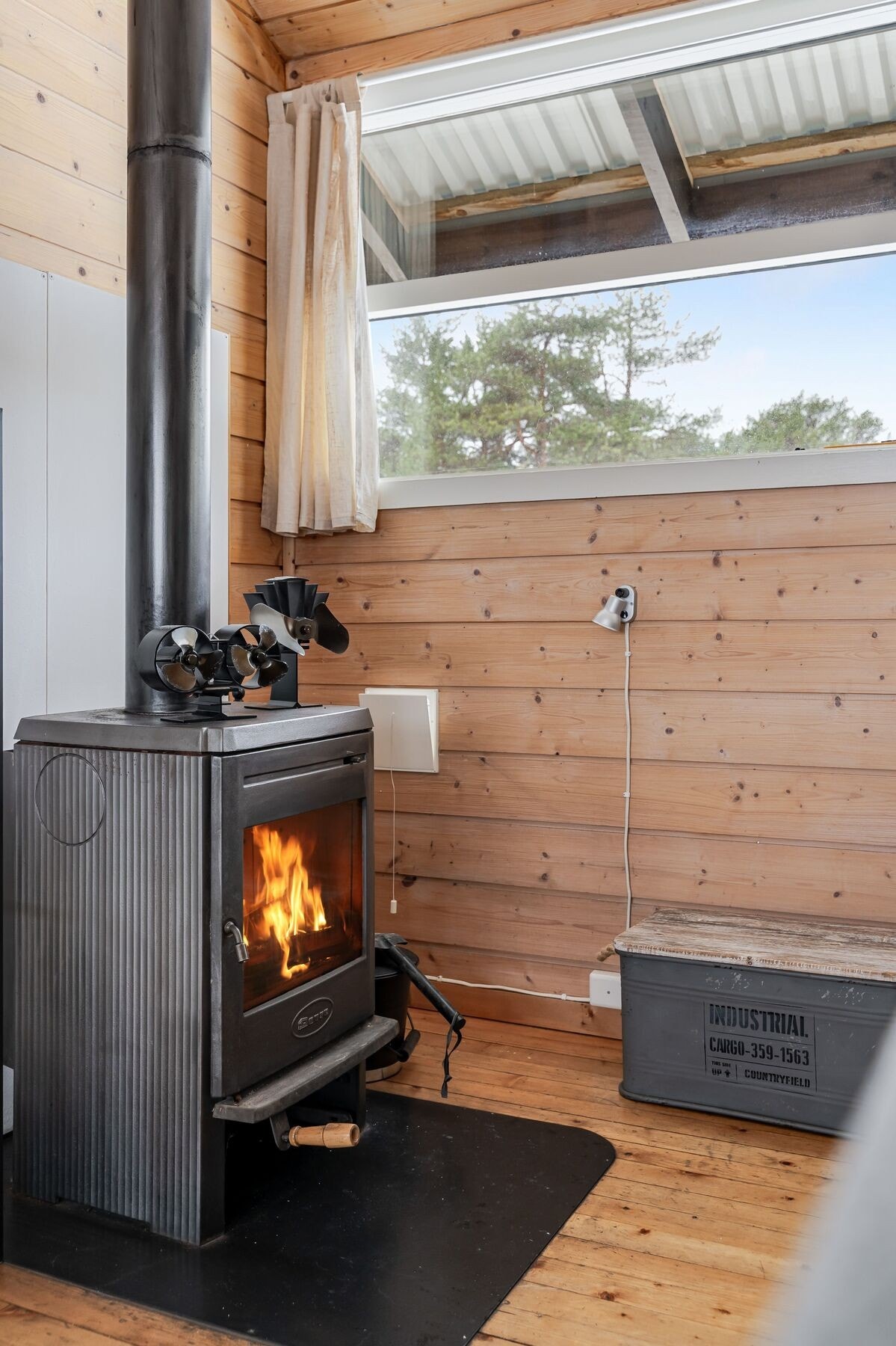 Hytta har vedfyring, samt solcellepanel. Mulighet til å "Ringe hytta varm" Galleribilde