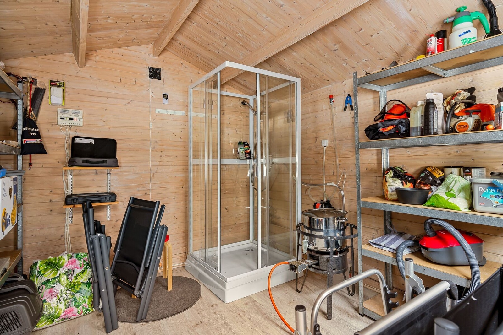 Uthus med dusj. Uthuset ble oppført i 2016 og er på ca. 9 m² Galleribilde