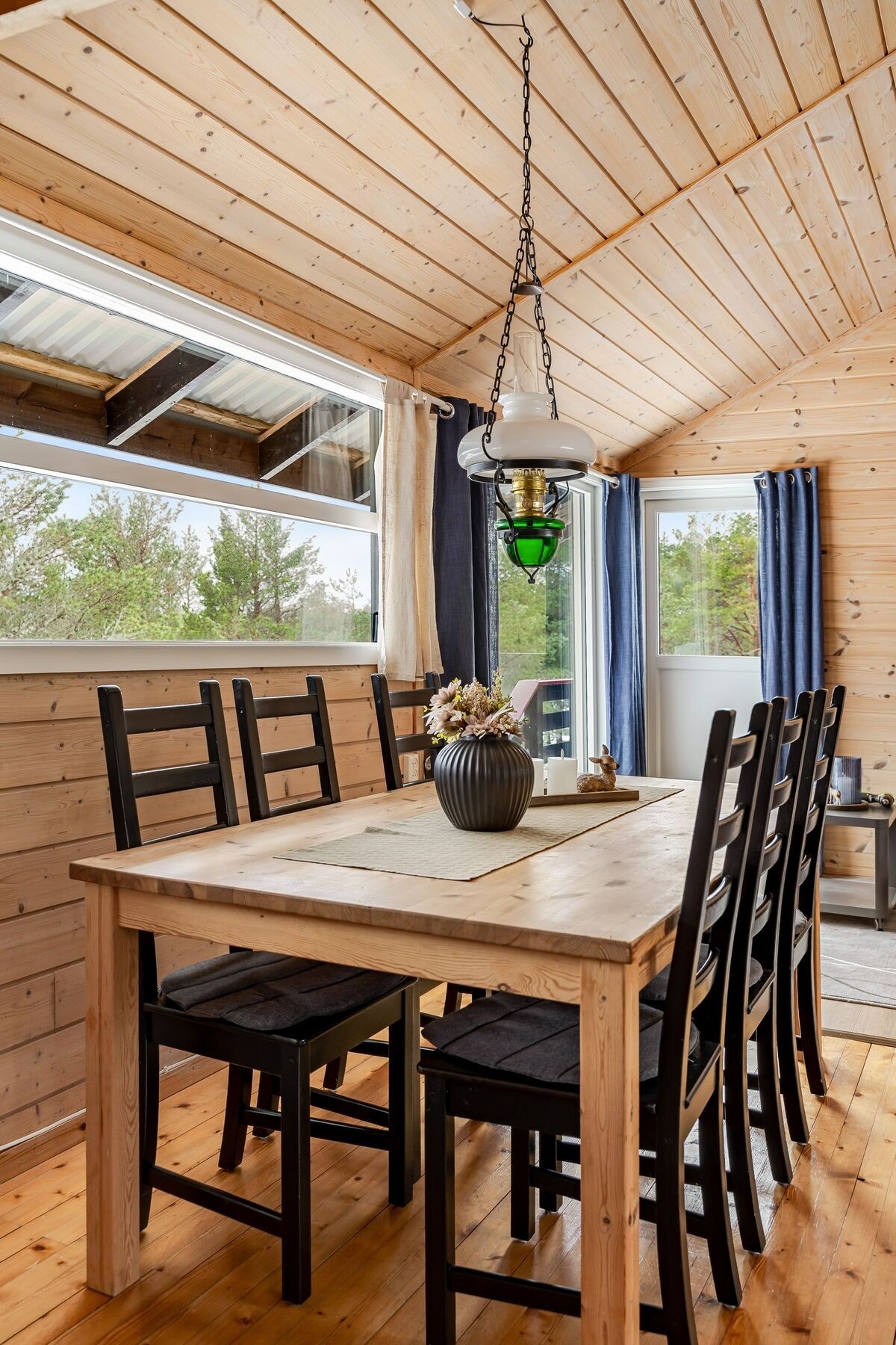 Plass til romslig spisebord med plass til storfamilien eller venner Galleribilde