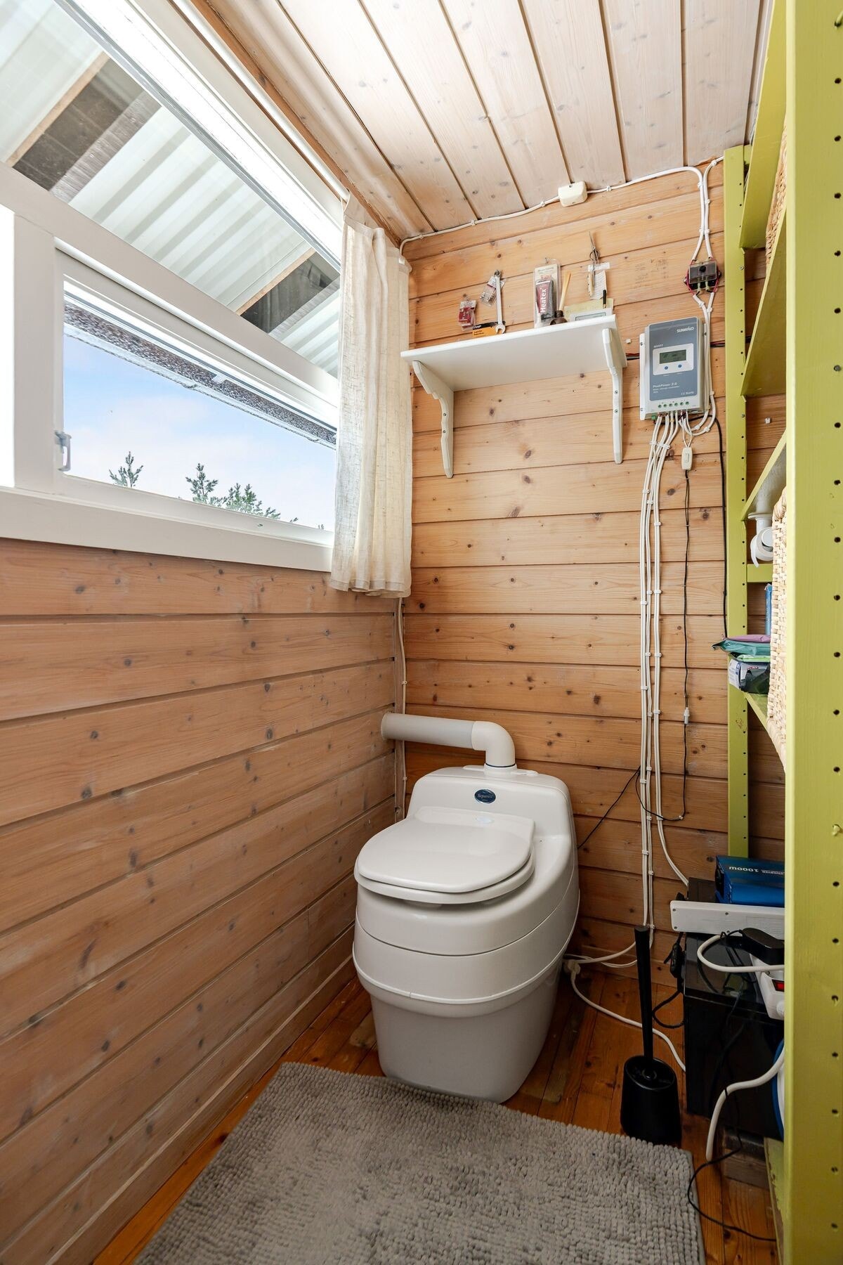 Toalettrom med separasjonstoalett Galleribilde