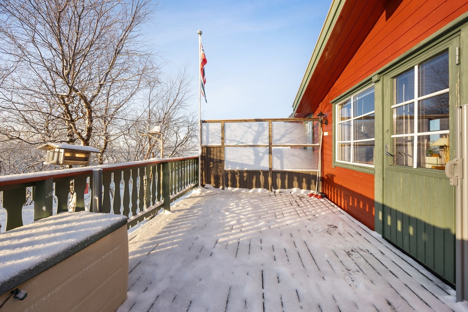 Fra stuen er det utgang til en herlig terrasse. Galleribilde