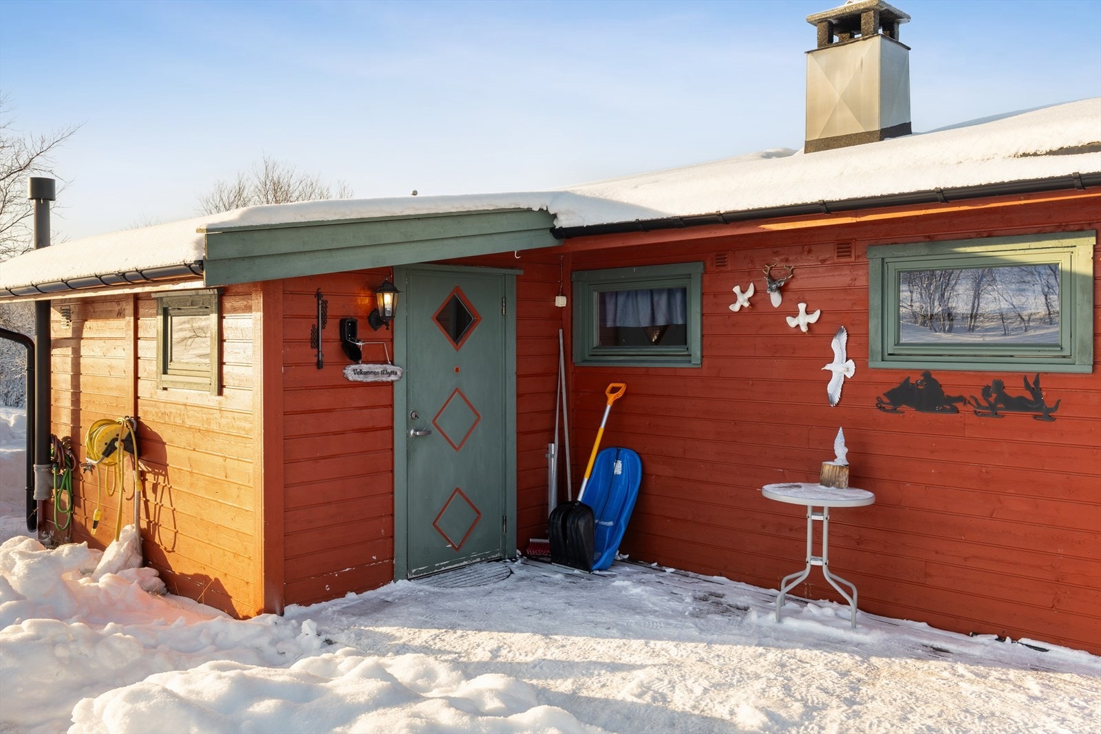 Fritidsboligen måler 68 kvm (internt bruksareal) og strekker seg over ett plan. Galleribilde