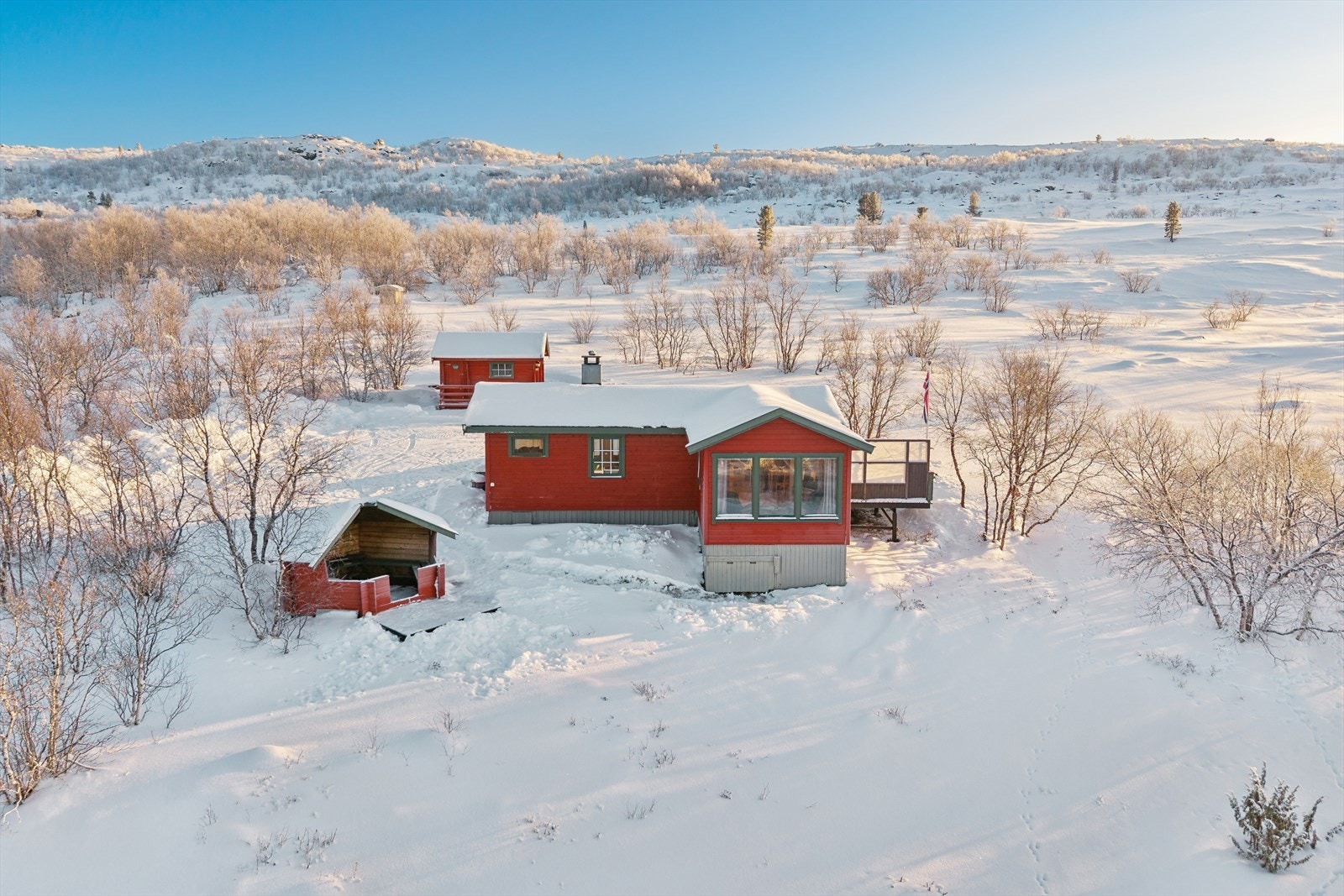 Fritidsboligen ligger idyllisk til like ved E6 på Neidenveien. Galleribilde