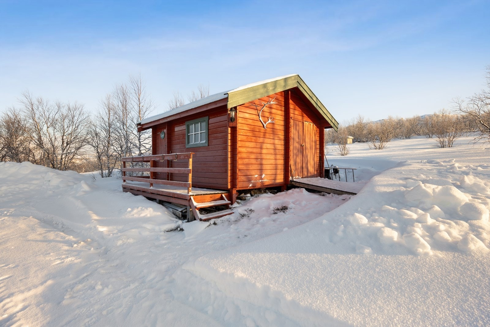 Uthus med bod og toalettrom (utedo) på ca. 15 kvm. Galleribilde