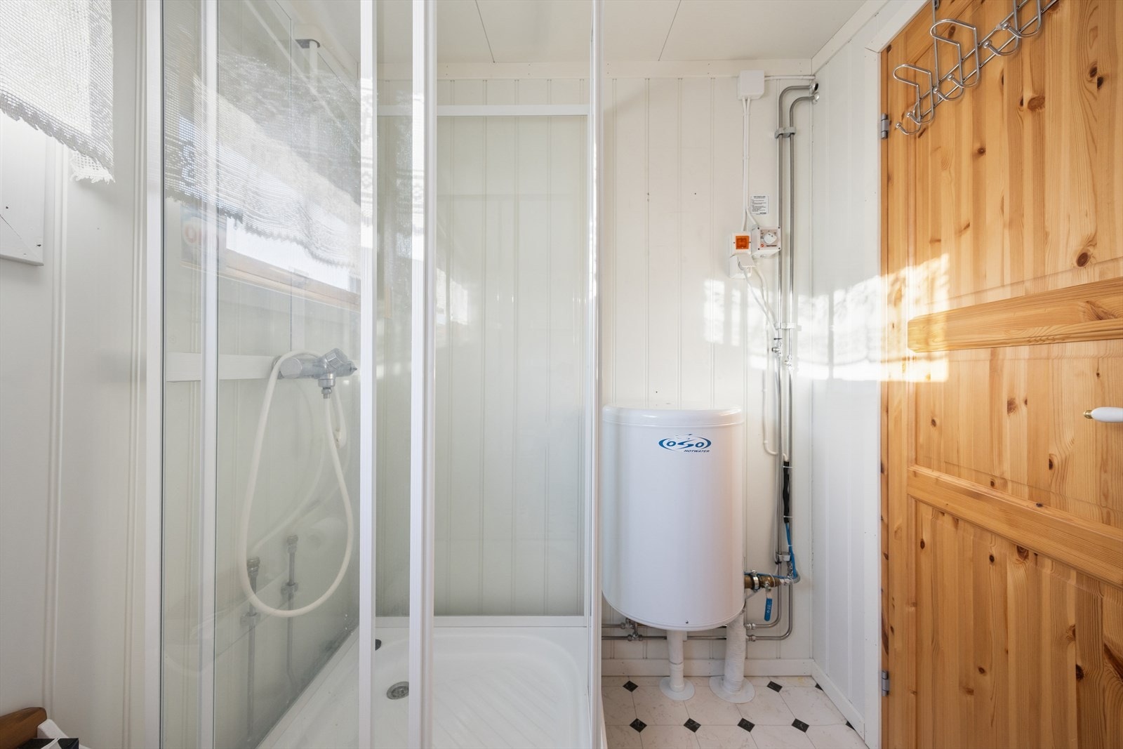 Innredningen består av servant med seksjon, cinderella toalett og dusjkabinett. Galleribilde