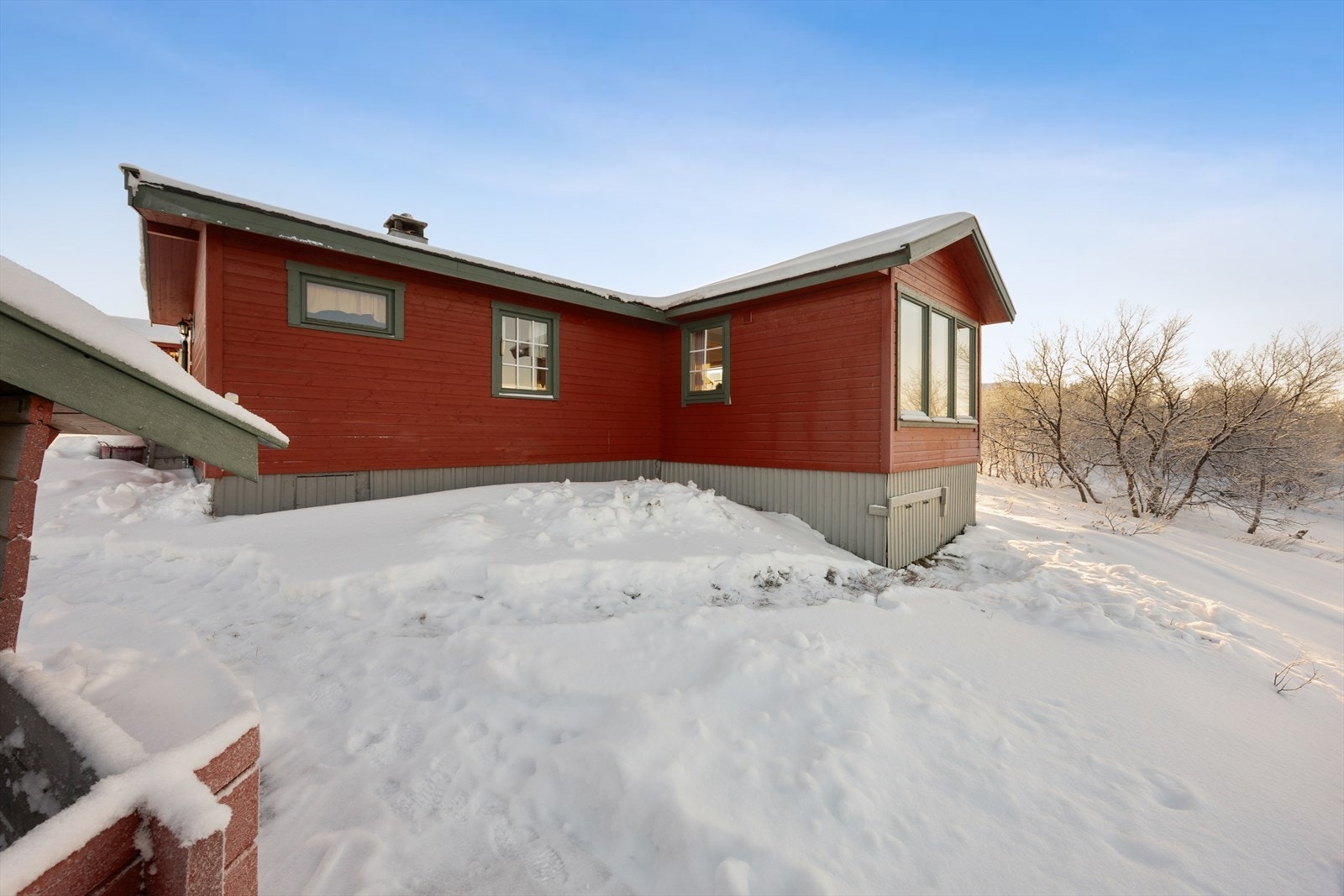 Eiendommen har lett adkomst via gruset bilvei, gode utsikts- og solforhold. Galleribilde