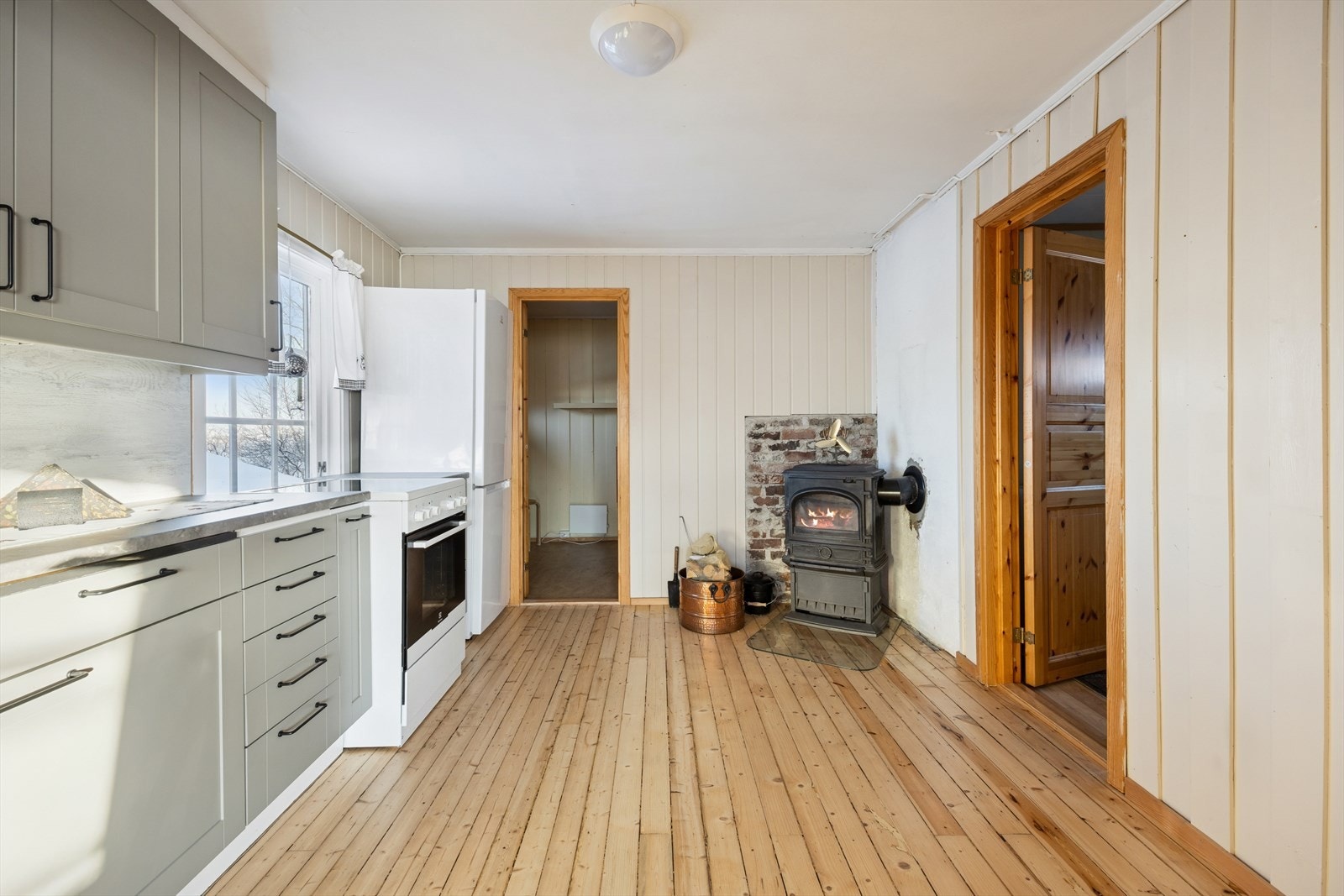 Det er etablert vedovn i kjøkkenområdet. Galleribilde