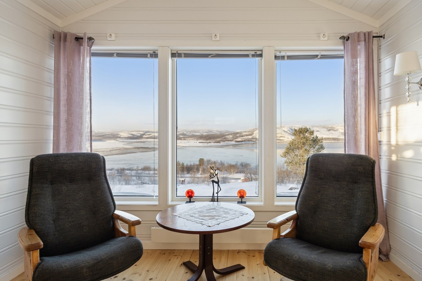 Fritidsboligen kan skilte med åpen og vakker utsikt ut over Neidenfjorden. Galleribilde